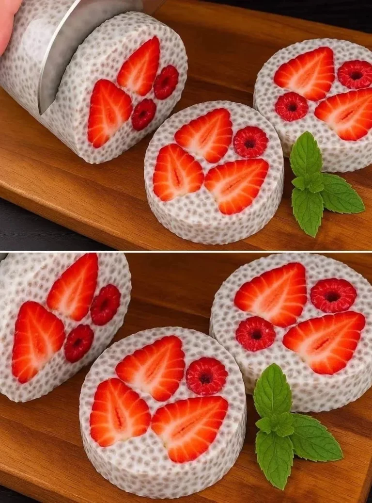 Chia puding s jahodami a malinami servírovaný v sklenenej miske