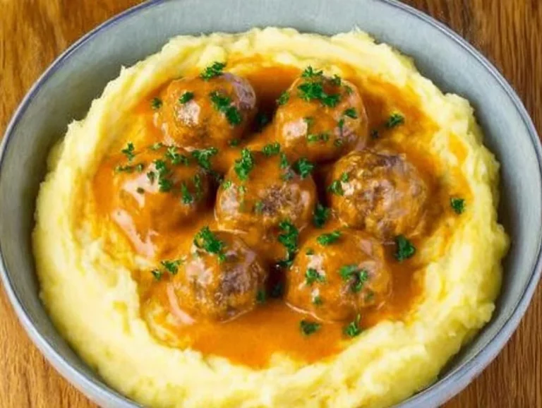 Hackbällchen v krémovej omáčke so zemiakovým pyré