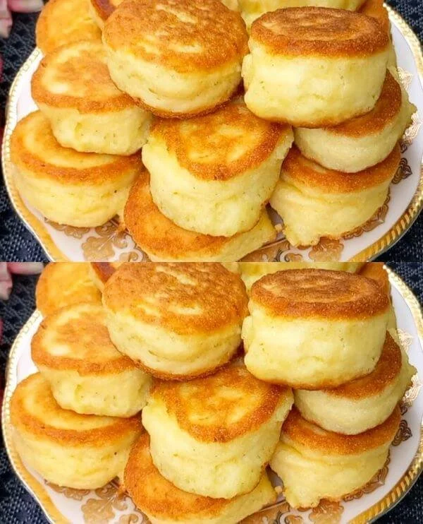 Jablkové palacinky so škoricou a ovocím na tanieri