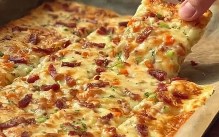 Krepová pizza s rôznymi ingredienciami na tanieri.