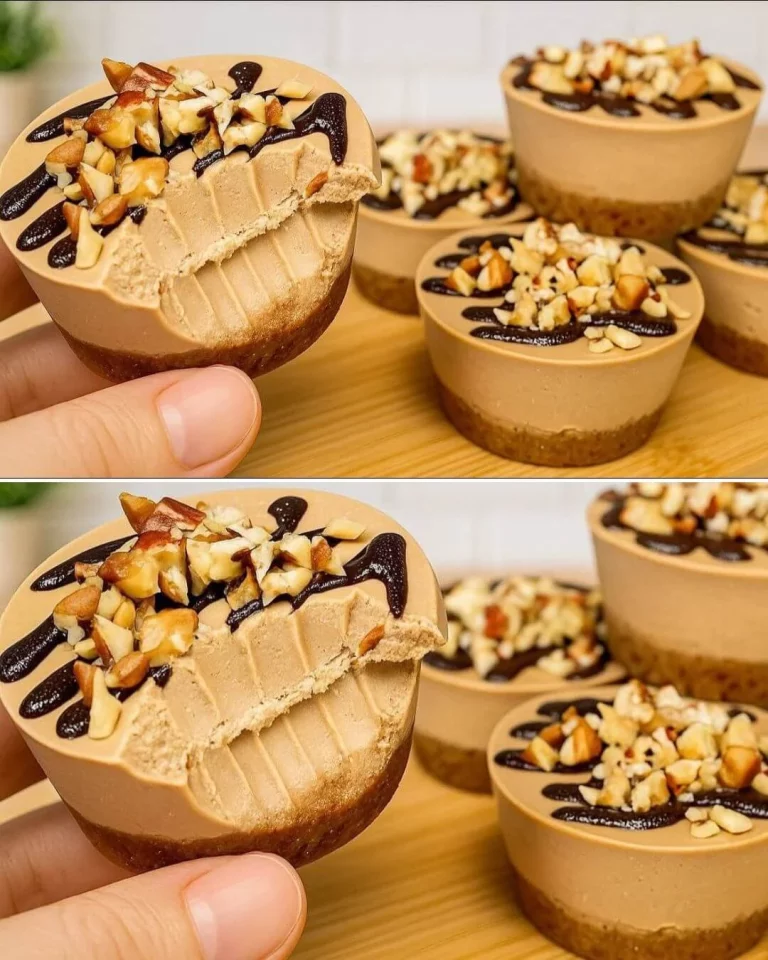 Nepečené minik cheesecake-y s ovocným topingom na elegantnom tanieri.