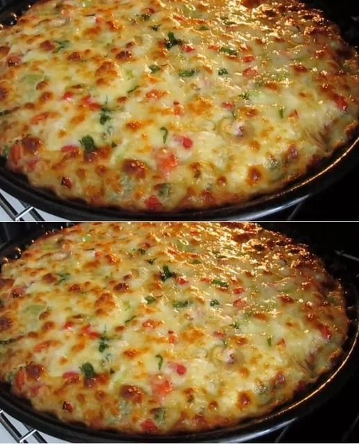 Chutný zeleninový koláč s čerstvou zeleninou a koreninami.