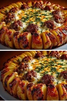 Casserole s mäsovými guľkami a zemiakmi na tanieri