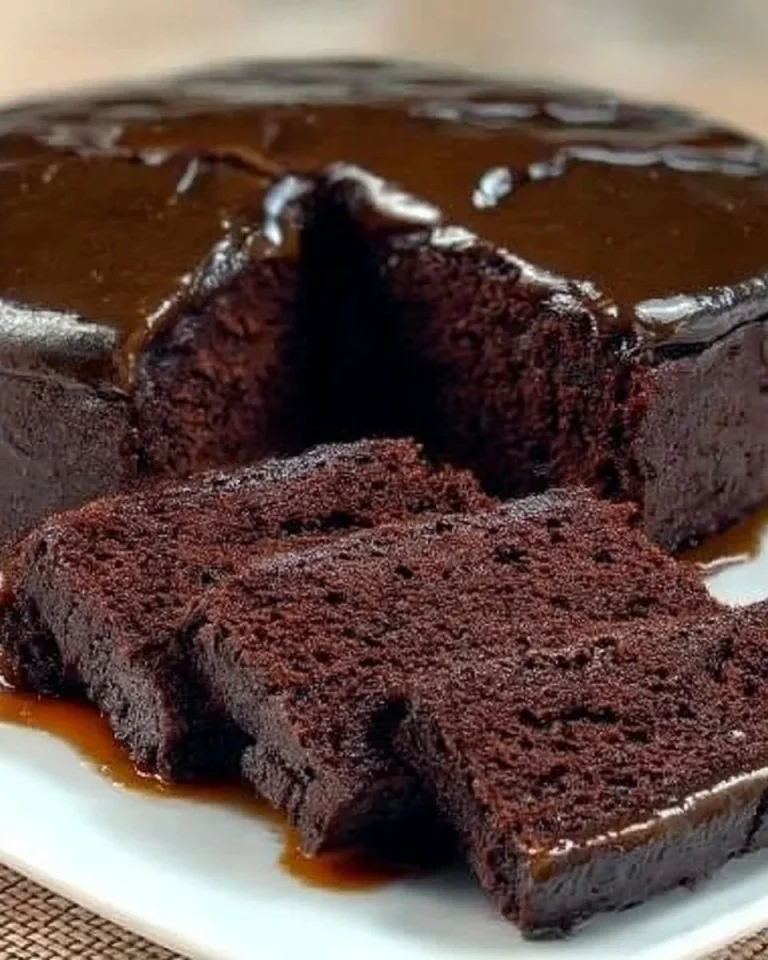 Delicious čokoládový koláč bez cukru a múky na tanieri
