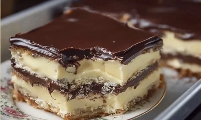Eclair koláč s krémovou náplňou a čokoládovou polevou