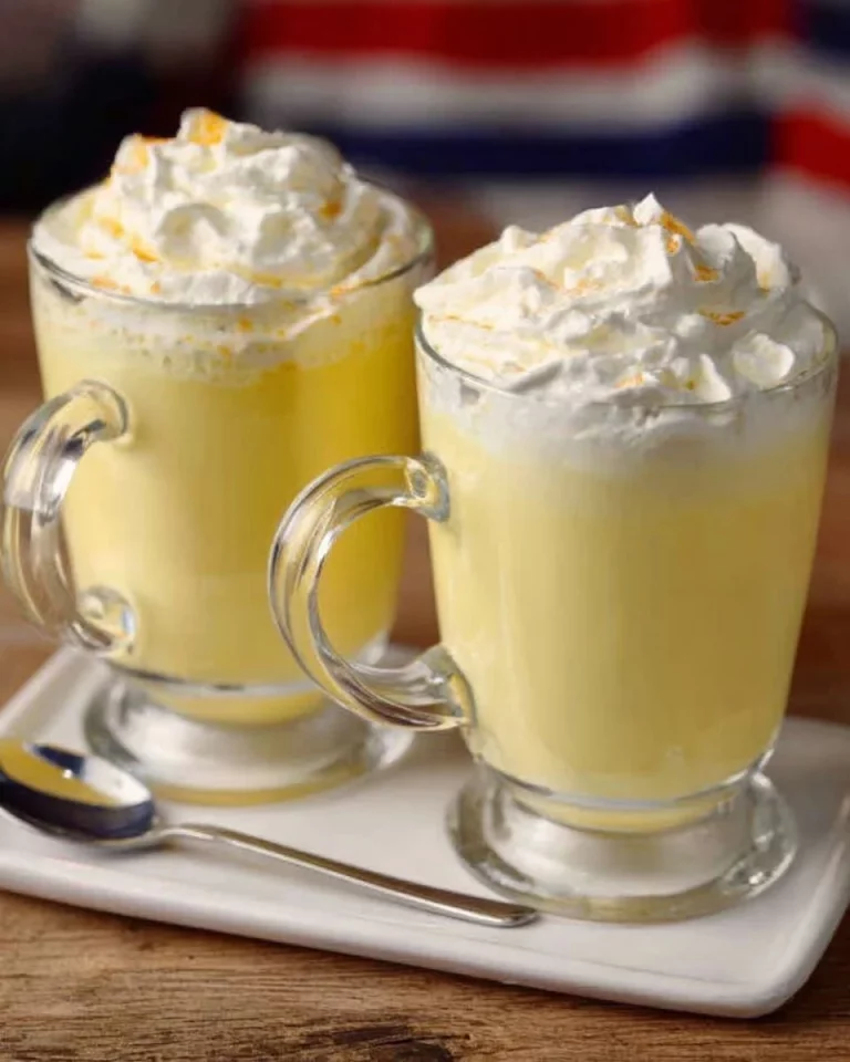Vianočný eggnog z vianočných trhov v pohári s dekoráciami