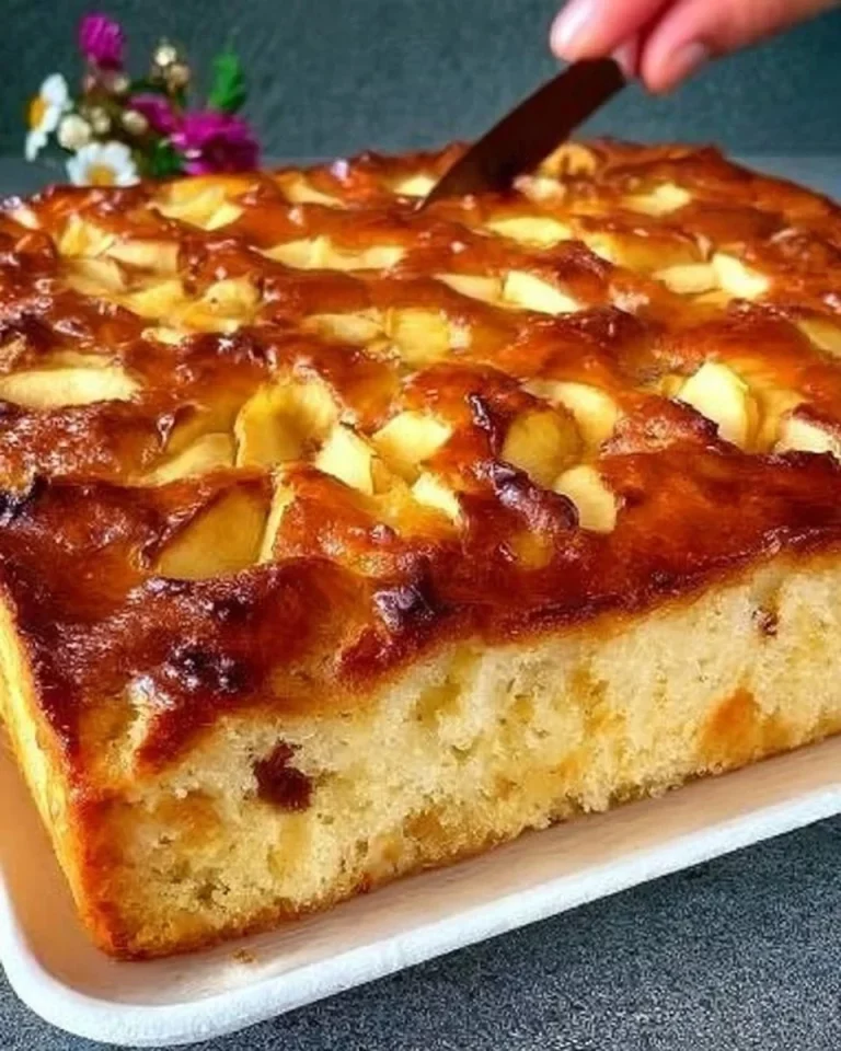 Jablkový koláč s jablkami a posýpkou na tanieri