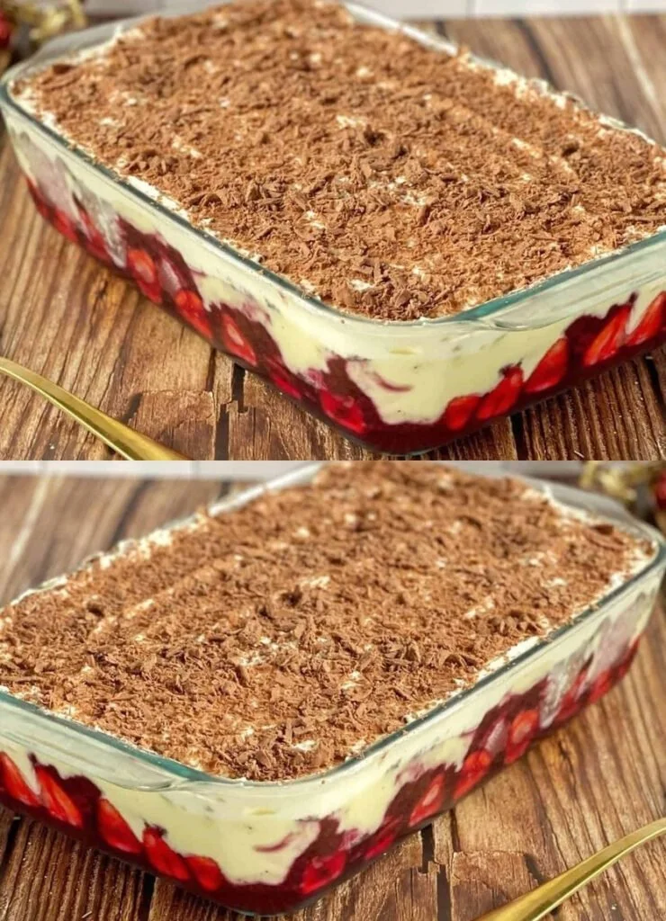 Koláč s bobuľami a mascarpone na tanieri