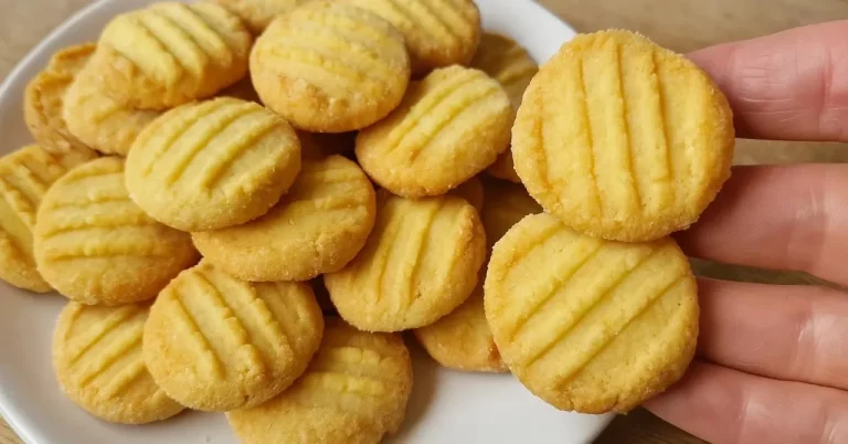 Krehké sušienky shortbread na tanieri, posypané práškovým cukrom