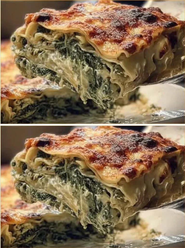 Lasagna so špenátom a syrom na tanieri, podávaná s bylinkami.
