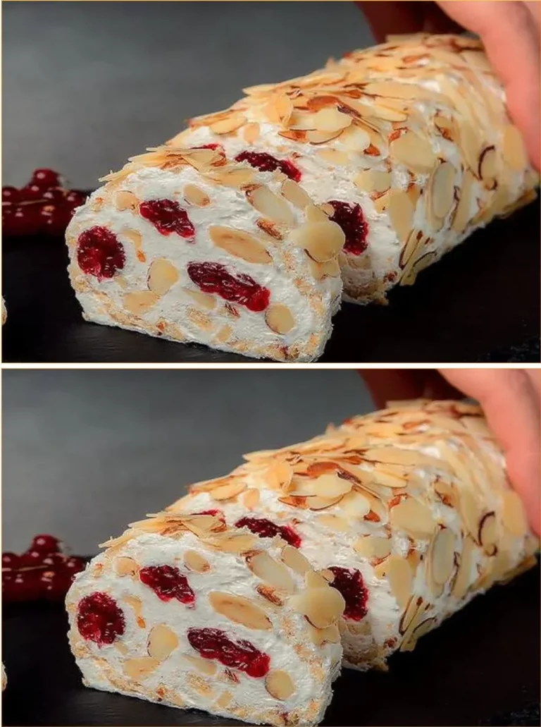 Mascarpone Roulade s mandľami a malinami, lahodný dezert na tanieri.