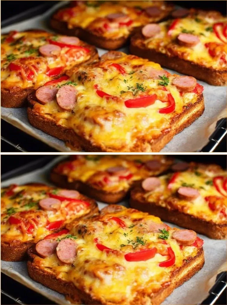 Toast se sýrem a vajíčkami podávaný na tanieriku