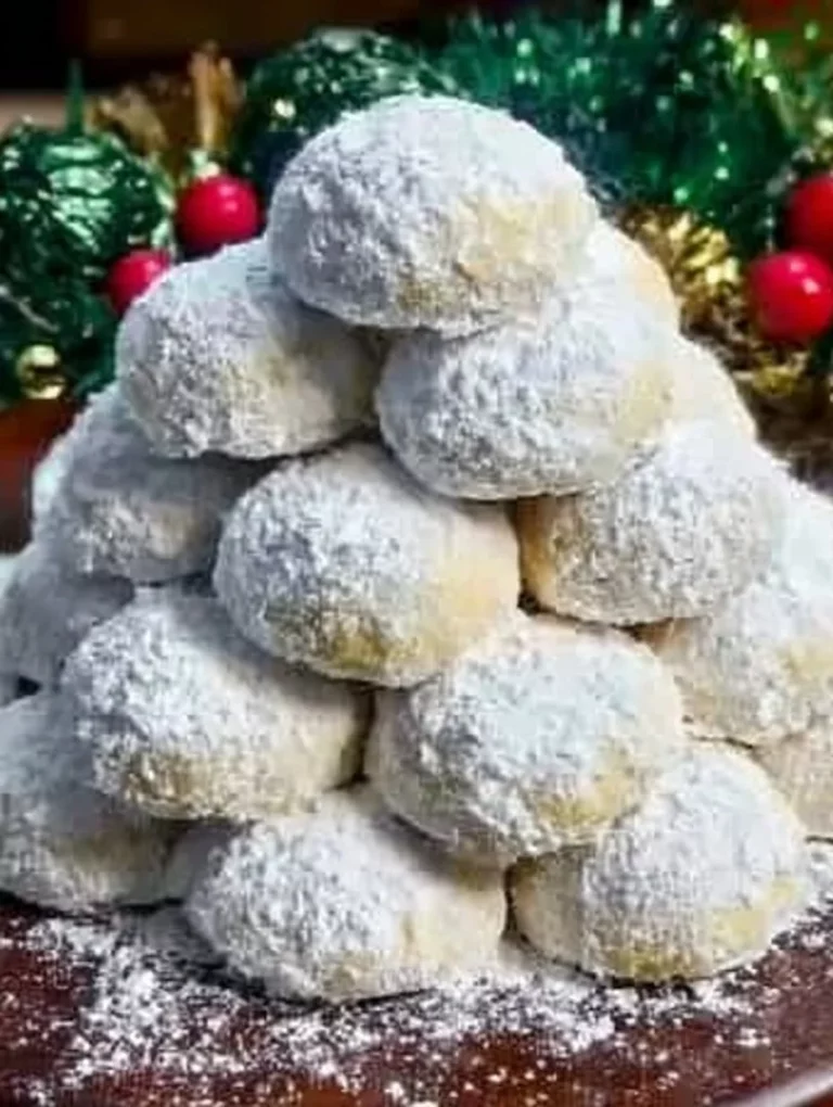 Tradičné grécke Kourabiedes - mandle a cukor v dokonalom spojení.