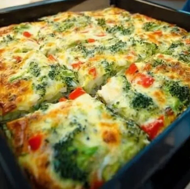 Zeleninová pan pizza s bohatou náplňou a čerstvou zeleninou