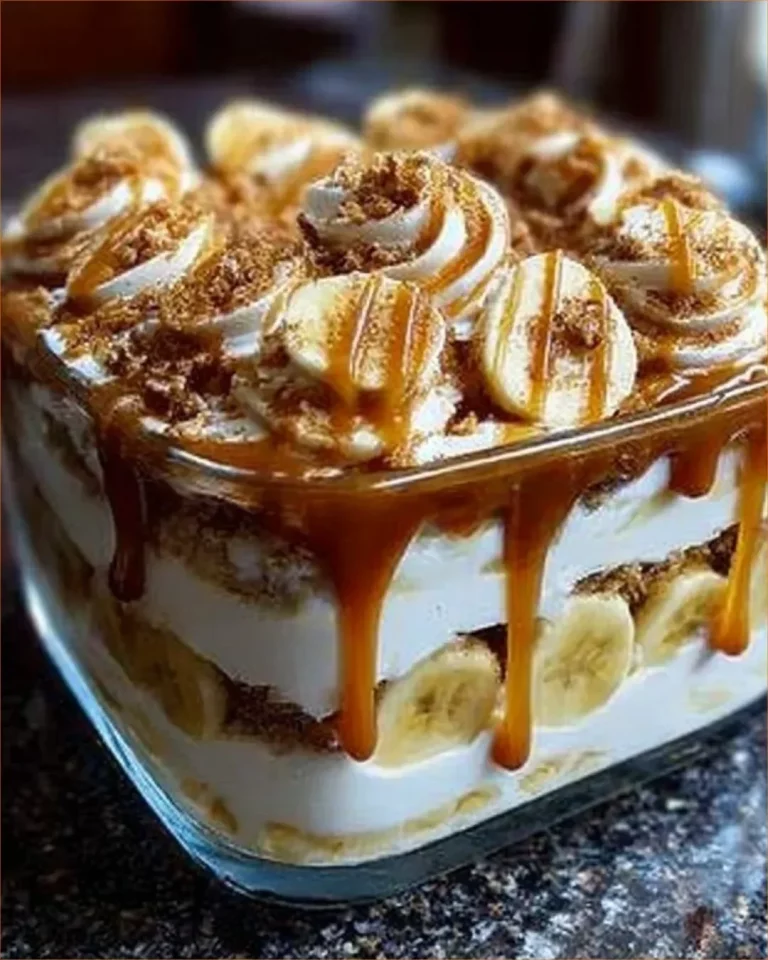 Banánový puding s Biscoff sušienkami a karamelom v sklenenej miske