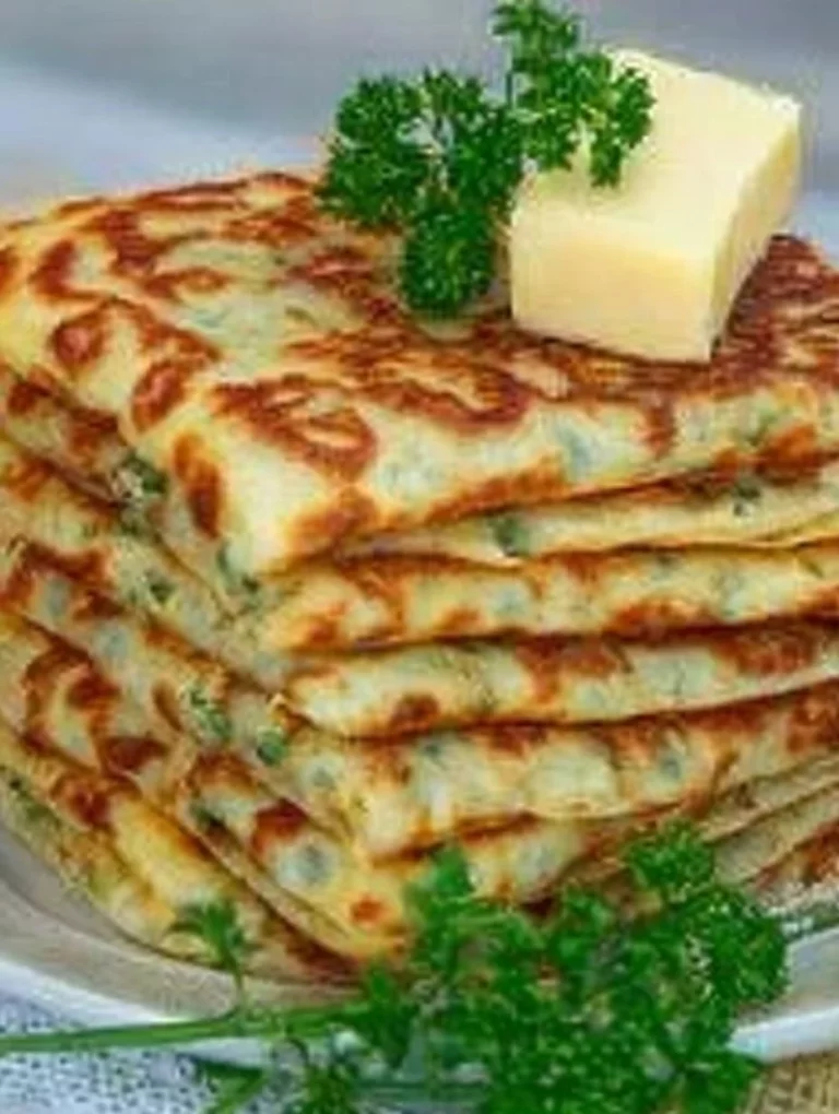 Súbezpečné slané palacinky s cesnakom, syrom a bylinkami na tanieri.