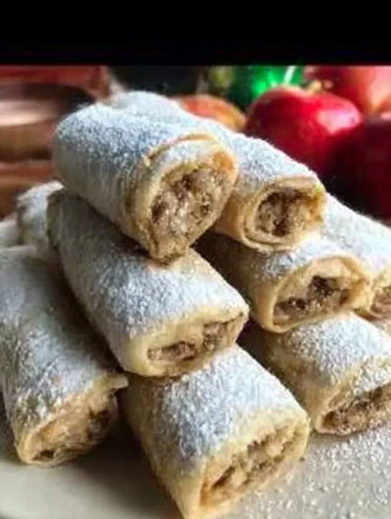 Roly s lekvárom z sliviek a kyslou smotanou na tanieri