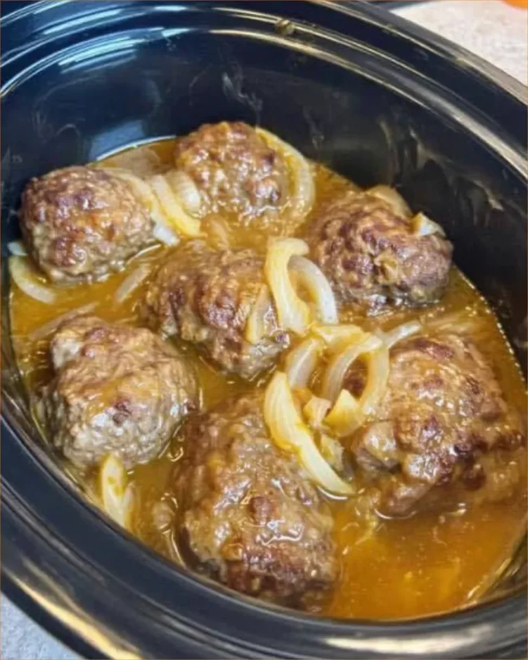 Syrupový Salisbury steak varí na pomalom sporáku s pestovanou zeleninou.