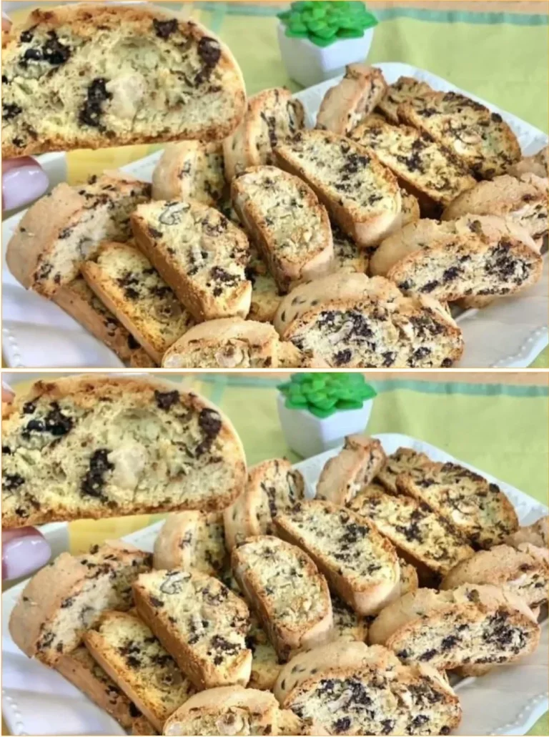 Vianočné talianske koláčiky s orechmi a čokoládou na servírovacom tanieriku.