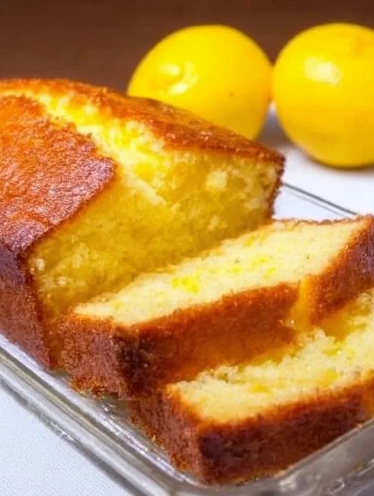 Citrónová torta s krémom a ozdobami, chutná a svieža dezertná voľba.