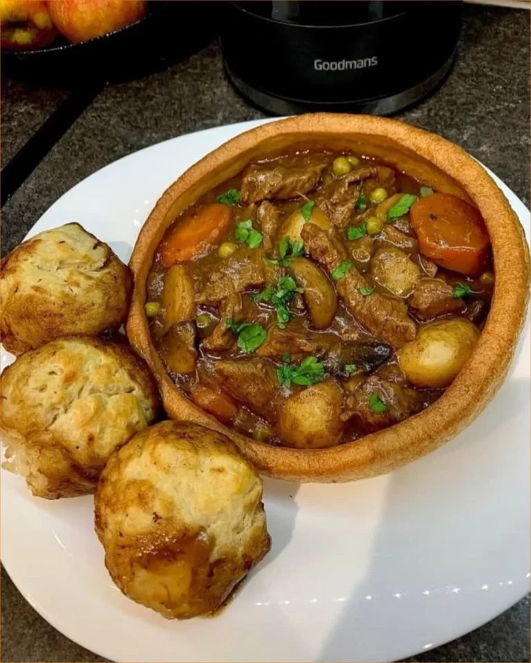 Hovädzí guláš s knedľami v obrovskom yorkshire pudingu