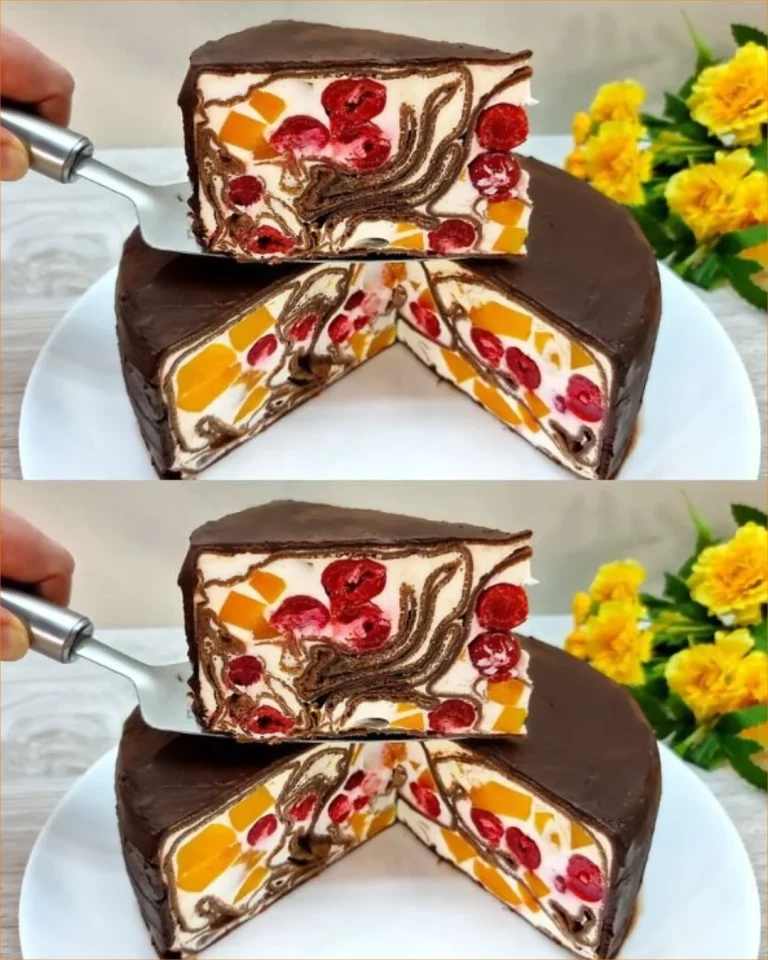 Nepečený čokoládovo-brieškový palacinkový koláč ozdobený čokoládou a orechmi