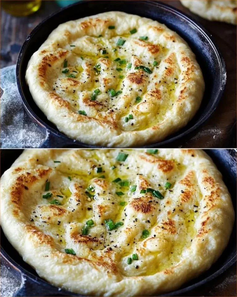 Smažené česnekové naan servírované s omáčkou.