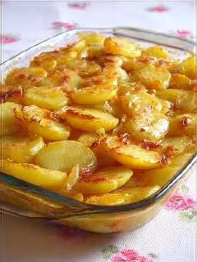 Pečené brambory s kysaným zelím na talíři