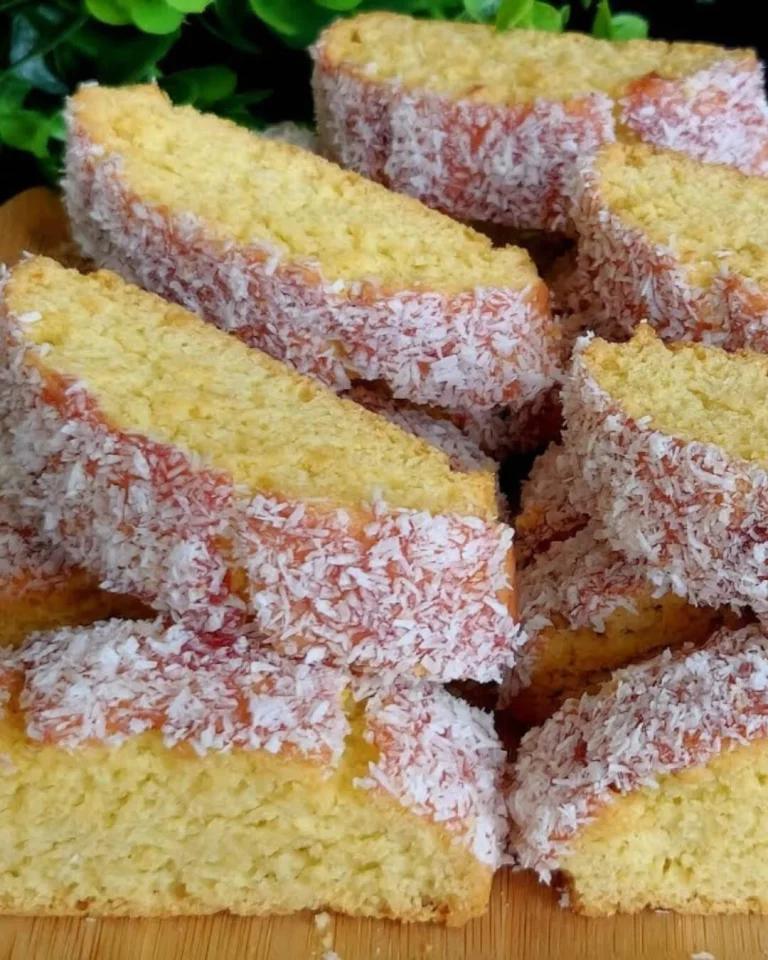 Lahodné sušenky s citronem a kokosem na bílém talíři.