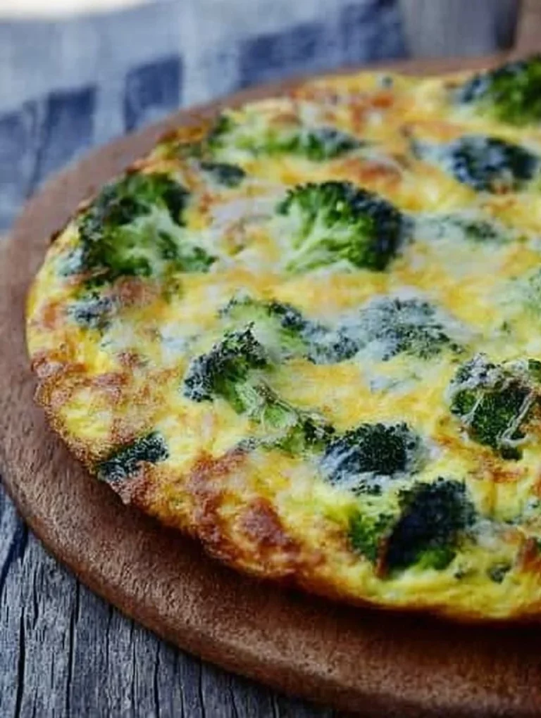 Tart z brokolice bez krusty na talíři se zeleninovou dekorací