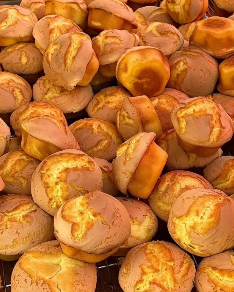 Základné vanilkové muffiny na tanieri s čerstvými jahodami