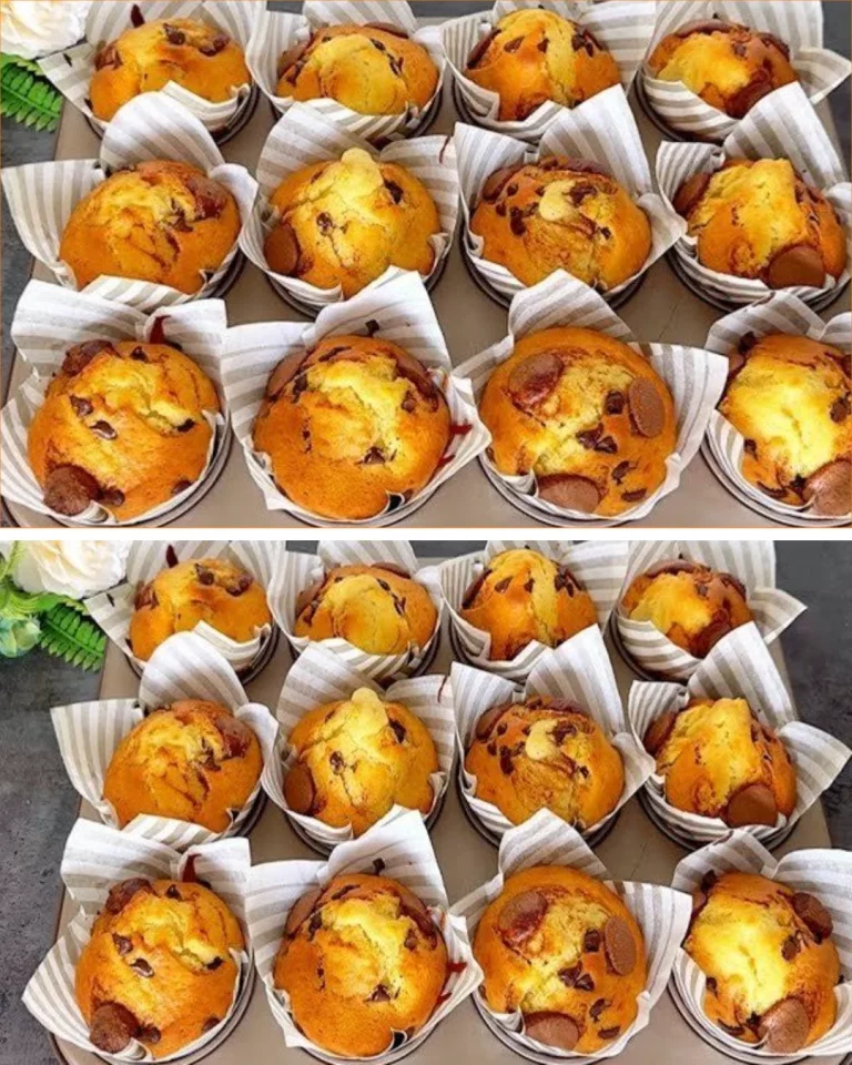 Mäkké domáce muffiny s čokoládovými lupienkami na tanieriku