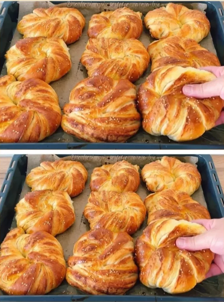 Mäkké a chutné brioche na tanieri s maslom a ovocím.