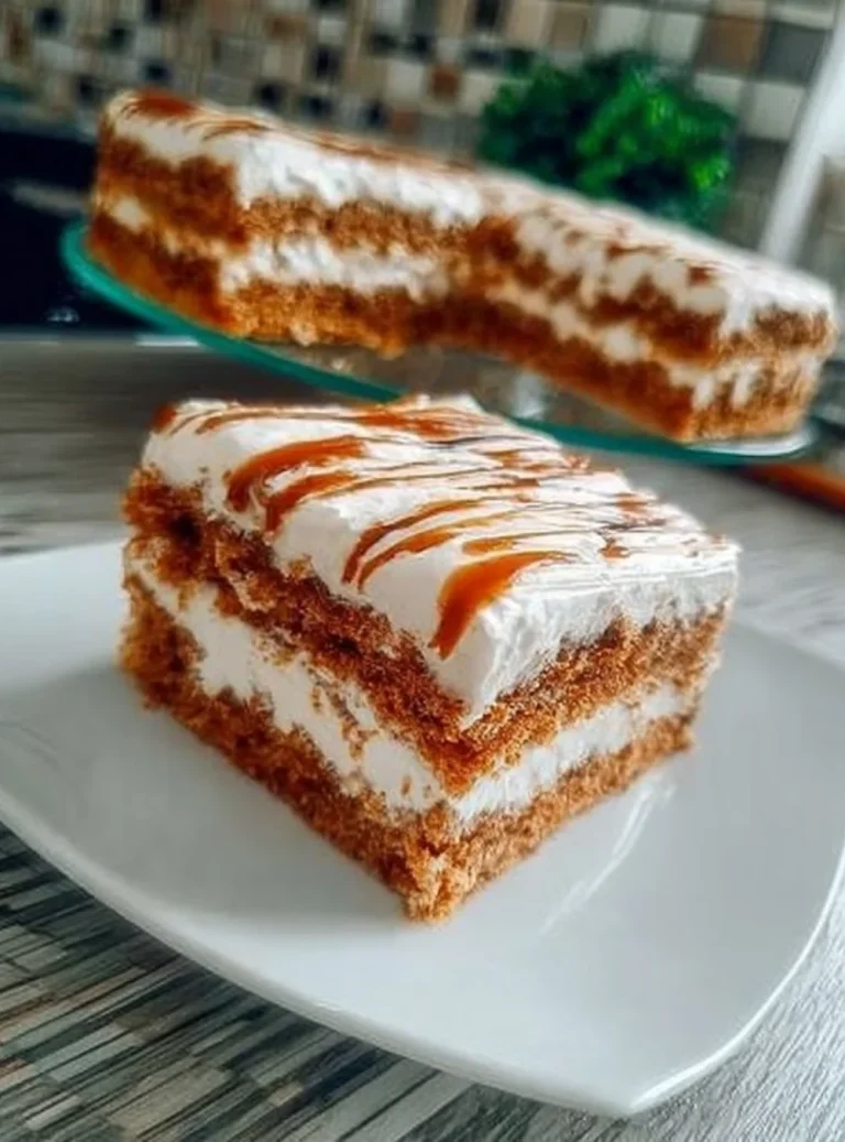 Zobrazenie abnormálne nenormálneho mrkvového koláča na tanieri