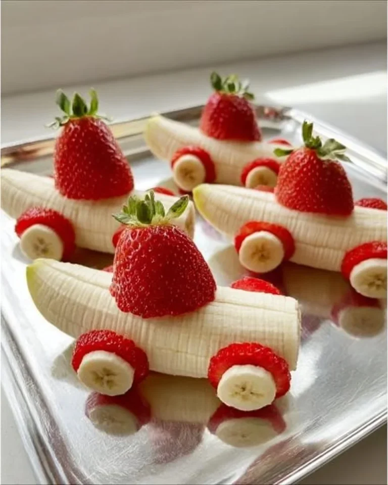 Zdravé banánové jahodové autíčka ako ovocný snack pre deti