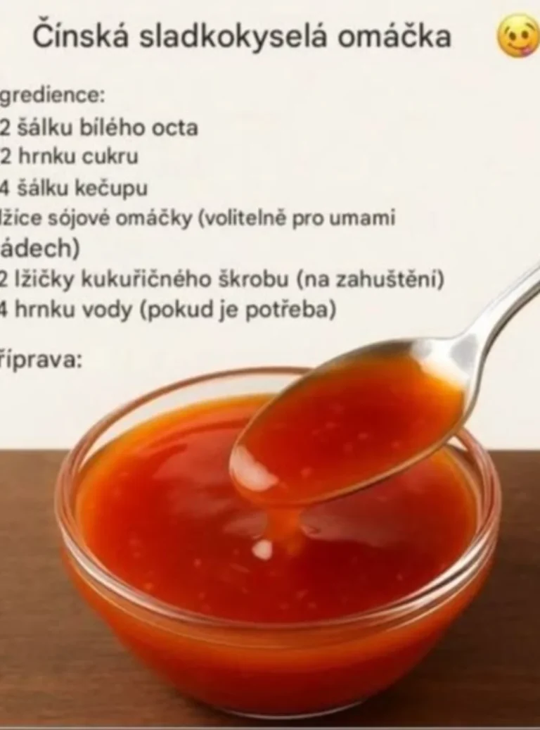 Čínska sladká a kyslá omáčka podávaná s jedlom.