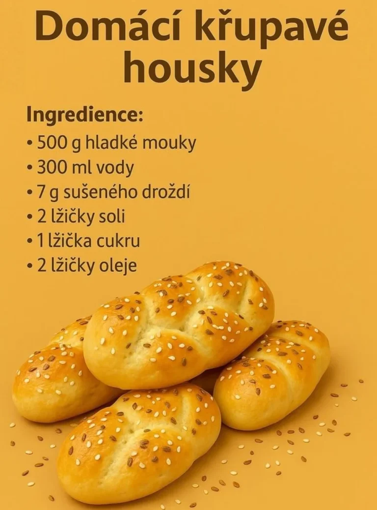 Domáce chrumkavé rožky čerstvo pripravené na tanieri