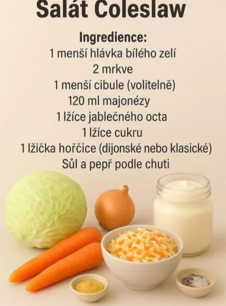 Klasický zemiakový šalát so zeleninou na tanieri