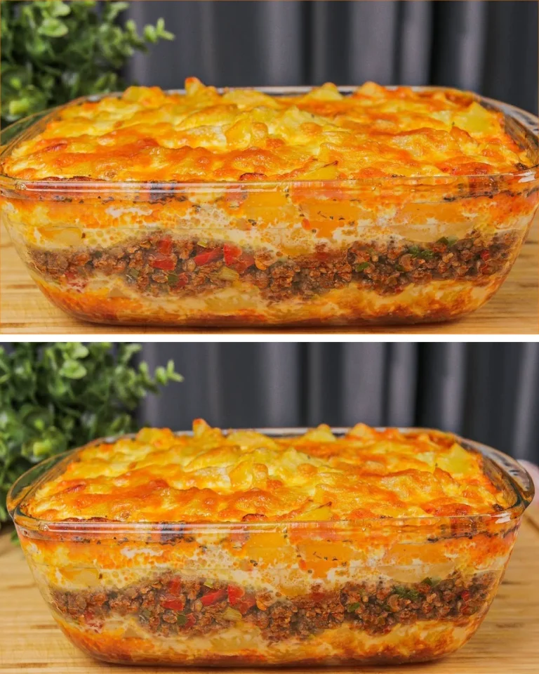 Mäsový zapečenec s rôznymi ingredienciami pripravený v pekáči.