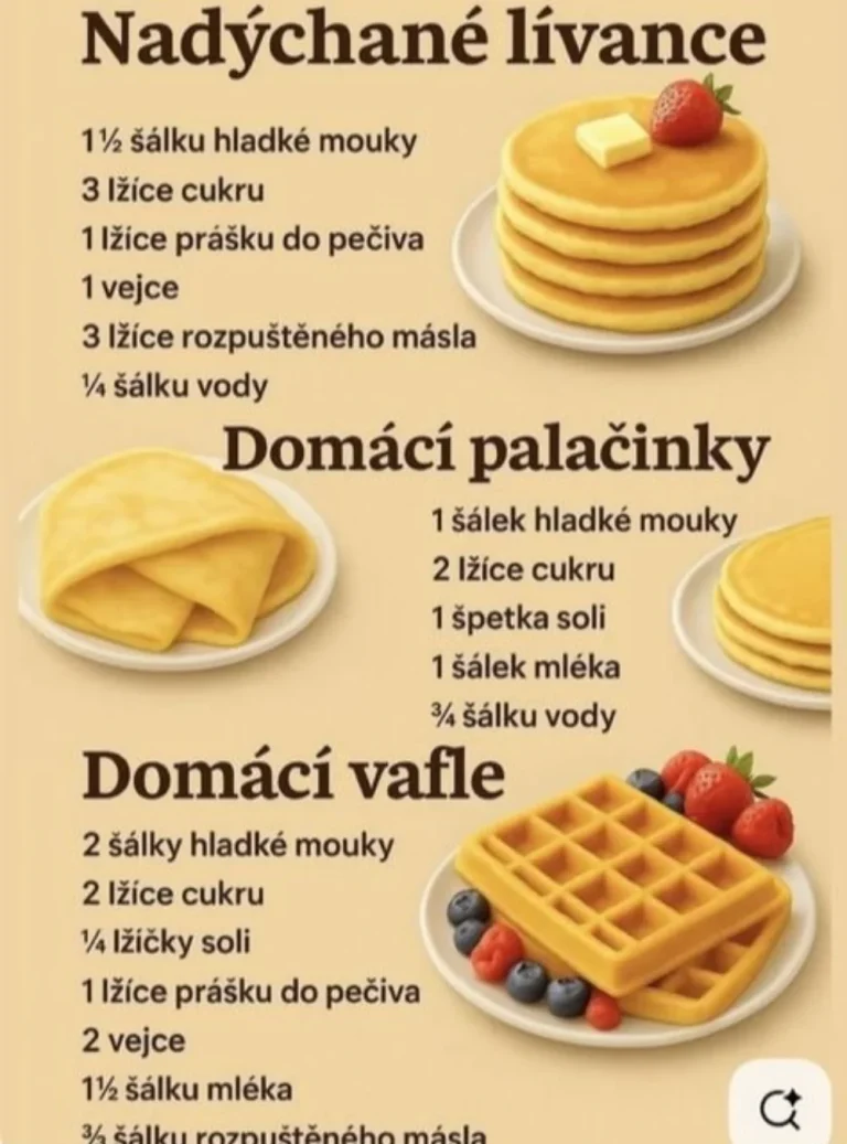 Nadýchané lívance na tanieri s ovocím a šľahačkou