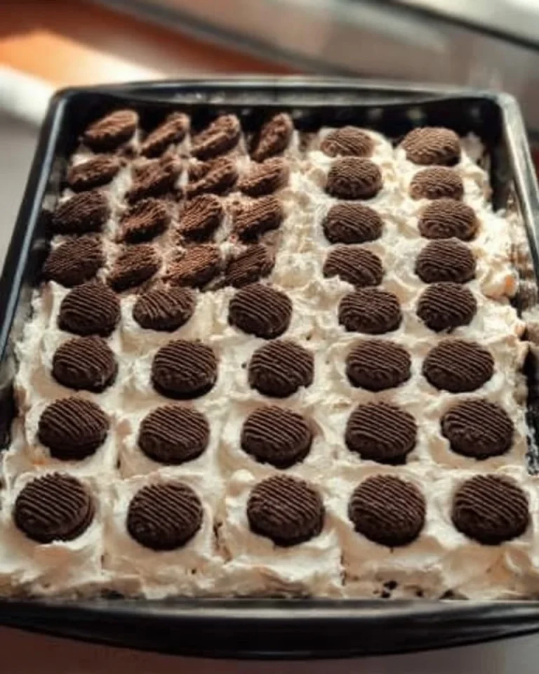 Nepražený čokoládový dezert s wafermi a krémom v elegantnej miske