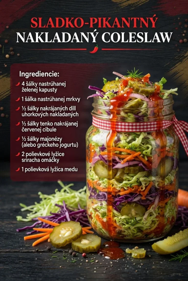Sladko-pikantný zemiakový slaw podávaný ako chutná príloha.