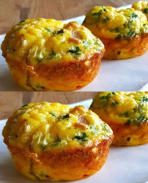 Nadýchané raňajkové muffiny zo vajec na talíři